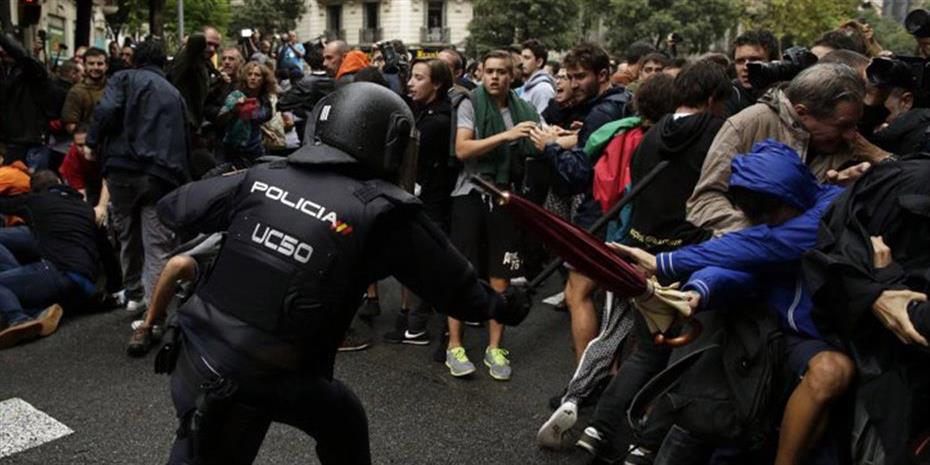 Πλαστικές σφαίρες και δακρυγόνα κατά διαδηλωτών στη Βαρκελώνη