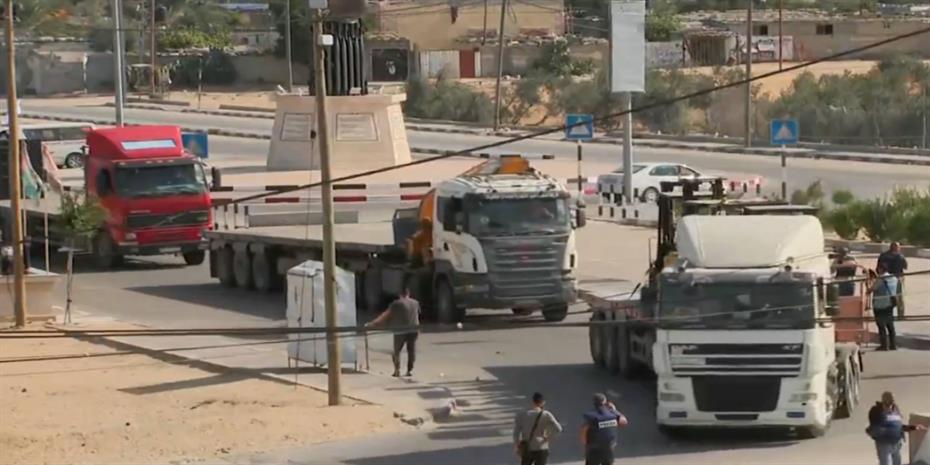 Φορτηγά με ανθρωπιστική βοήθεια έφτασαν στη νότια Λωρίδα της Γάζας