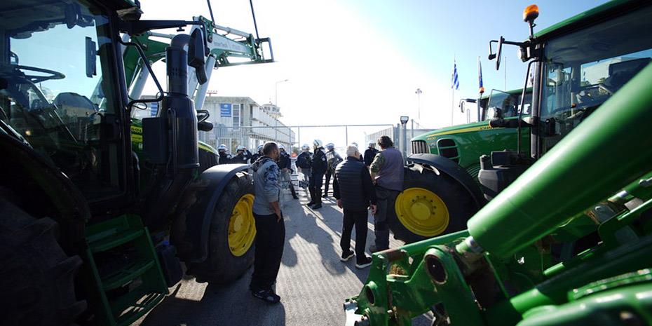 Αγρότες απέκλεισαν τον αυτοκινητόδρομο Πατρών–Πύργου, στο ύψος της Κάτω Αχαΐας