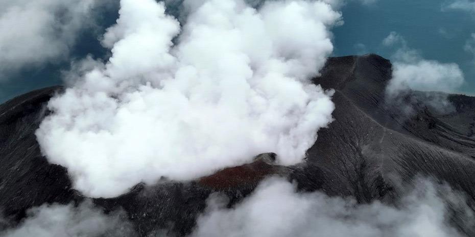 Ινδονησία: «Βρυχάται» το ηφαίστειο Ρουάνγκ, κλείνει διεθνές αεροδρόμιο