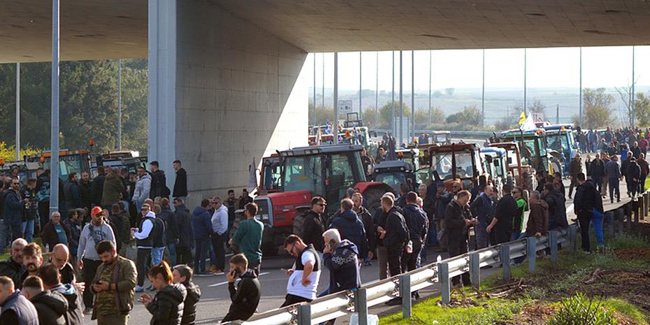 Αγρότες: Πάνω από 6.000 τρακτέρ στους δρόμους και 14 μπλόκα