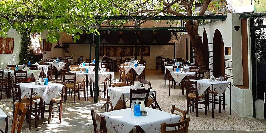 Αγαπημένα ταβερνάκια και στο βάθος κήπος