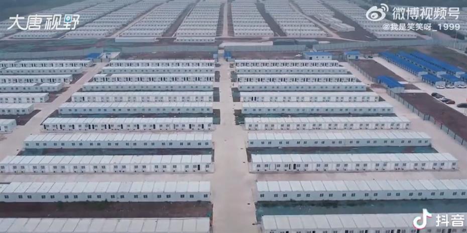 Drone αποκαλύπτει τεράστιο κέντρο απομόνωσης 14.000 κλινών για Covid στην Κίνα
