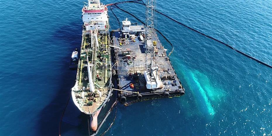 Με είκοσι πλοία συνεχίζονται οι επιχειρήσεις για περιορισμό της πετρελαιοκηλίδας