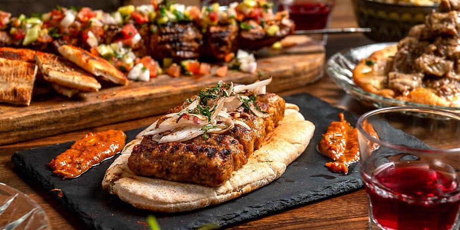 Δραπετσώνα και Κερατσίνι: Τρώμε σε τραπεζάκια έξω