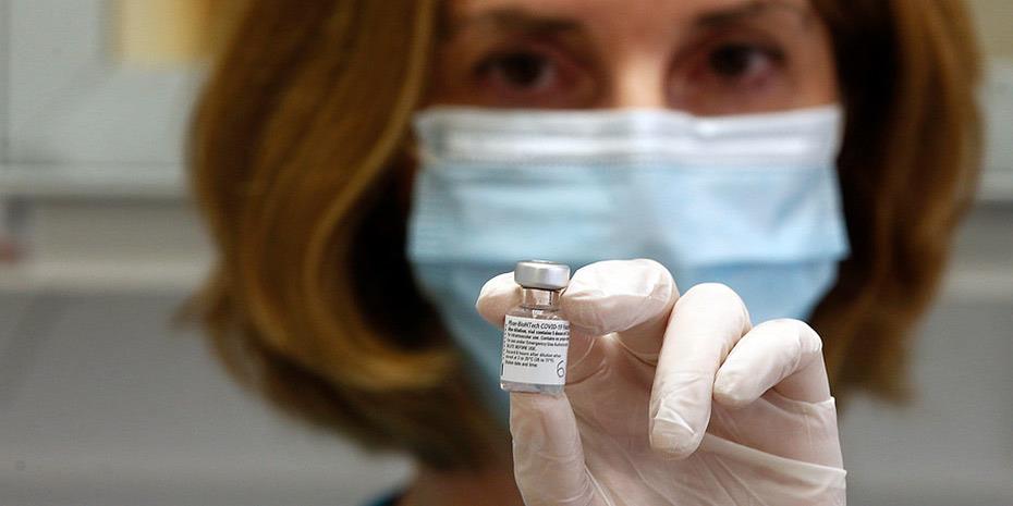 AstraZeneca: Η δεύτερη δόση του εμβολίου δεν αυξάνει τον κίνδυνο θρόμβωσης