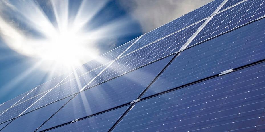 Ξεκίνησε η λειτουργία δύο φωτοβολταϊκών πάρκων της HELLENiQ ENERGY στη Ρουμανία