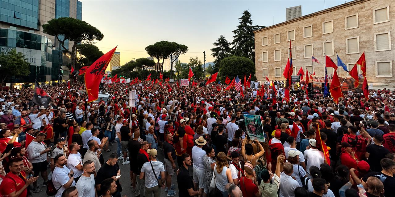 «Η Αλβανία δεν πωλείται»: Χιλιάδες στους δρόμους των Τιράνων