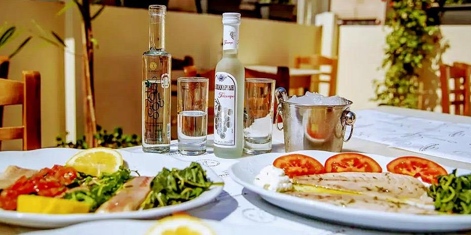 Πάμε για τσίπουρα και μεζεδάκια με την παρέα στην Αθήνα!