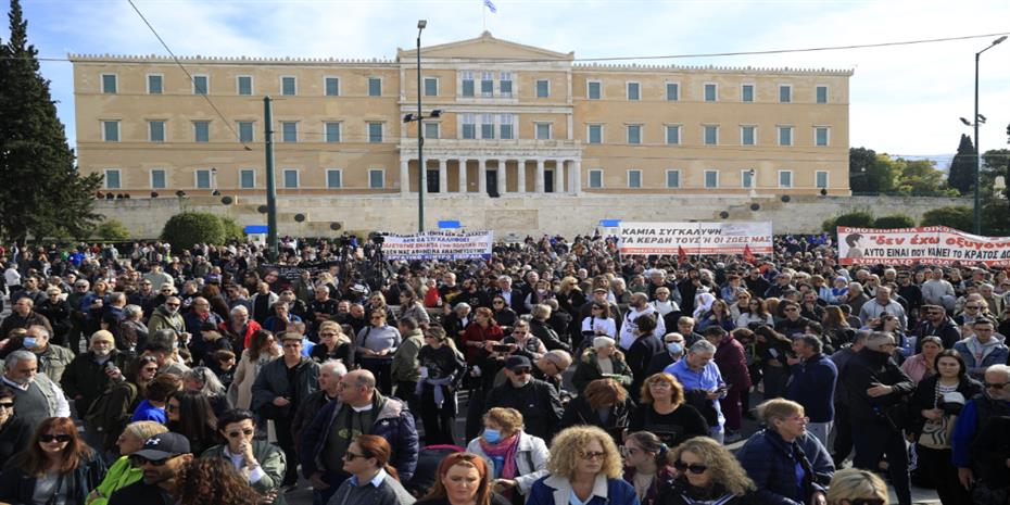 «Δεν έχω οξυγόνο»: Συγκεντρώσεις για τα Τέμπη, μολότοφ και χημικά