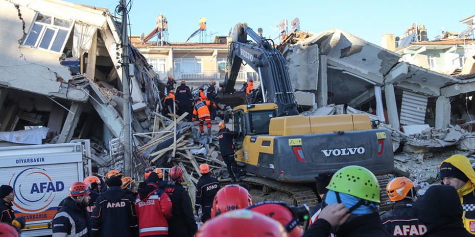 Πολλοί νεκροί και εκατοντάδες τραυματίες από το σεισμό στην Τουρκία