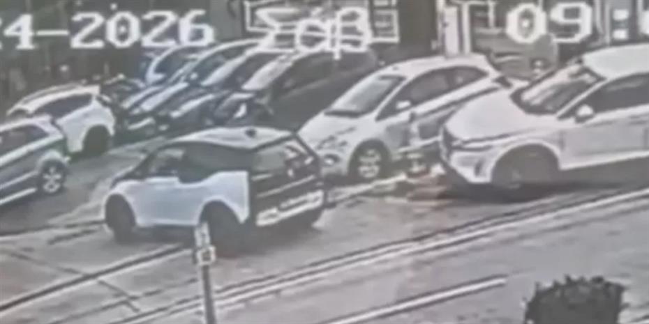 Διαφωνία για δέμα κατέληξε σε παράσυρση υπαλλήλου έξω από τα ΕΛΤΑ