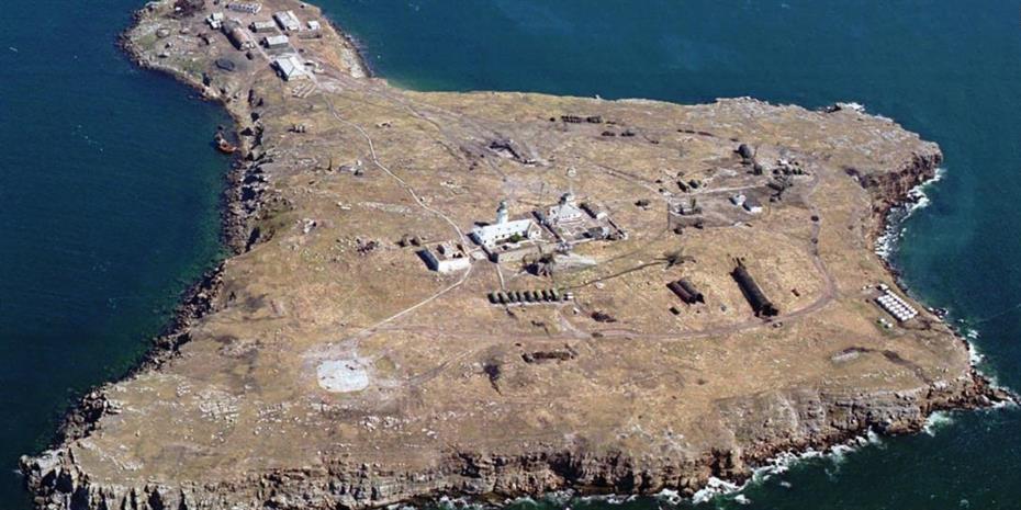 Ηρωική αντίσταση 12 Ουκρανών στο νησί του Φιδιού: Αντε  γ@...