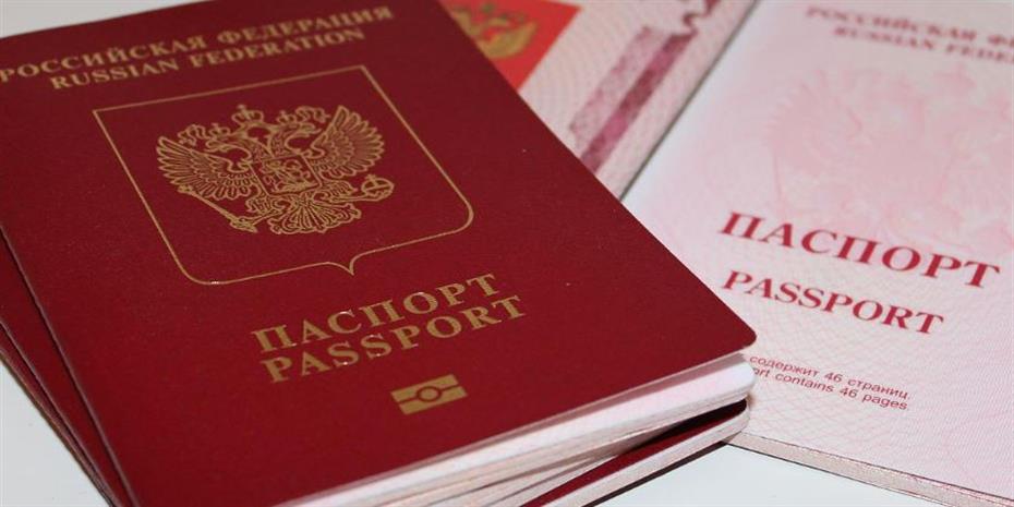 Κατασχέσεις διαβατηρίων στη Ρωσία για να φρενάρουν τις αποστασίες