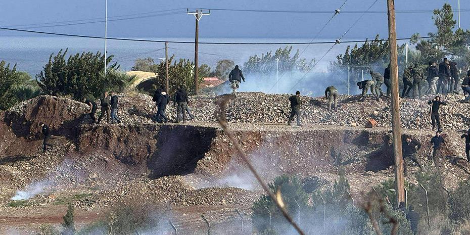 Πετροπόλεμος και χημικά μεταξύ αγροτών-αστυνομίας στο αεροδρόμιο του Ηρακλείου