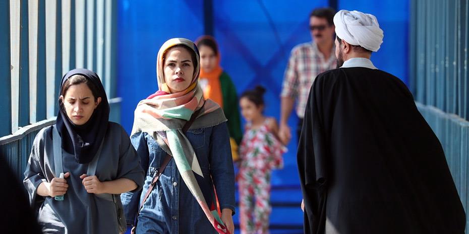 Ιράν: Ενισχύει τις κυρώσεις για γυναίκες που δεν φορούν μαντίλα