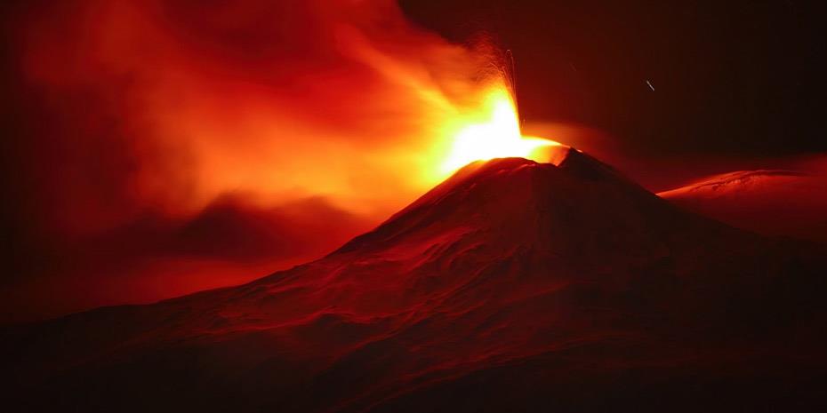 Νέα έκρηξη ηφαιστείου στην Ισλανδία, στις φλόγες σπίτια από τη λάβα