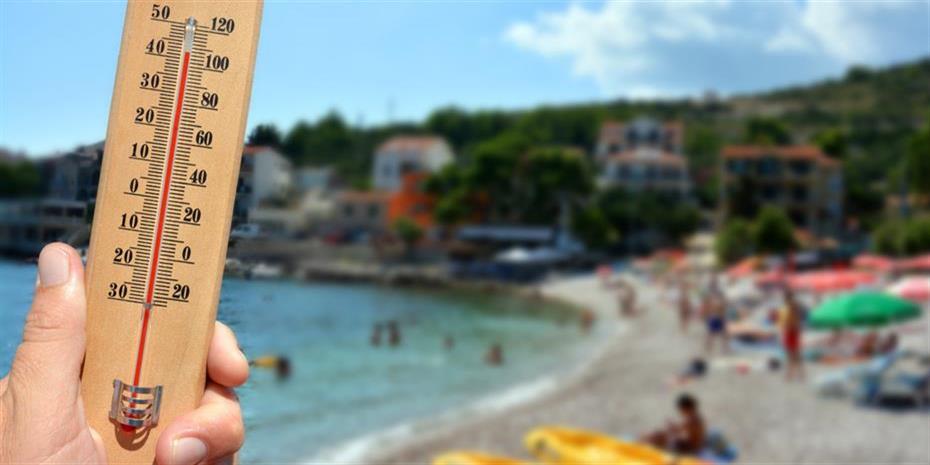 Τα αποπνικτικά καλοκαίρια στέλνουν τους τουρίστες σε πιο δροσερές χώρες