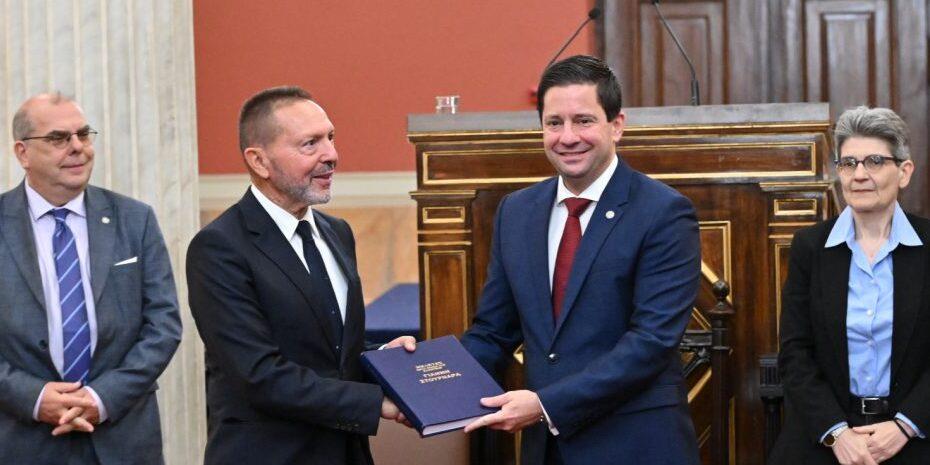 Τίμησε τον Γιάννη Στουρνάρα το Πανεπιστήμιο Αθηνών