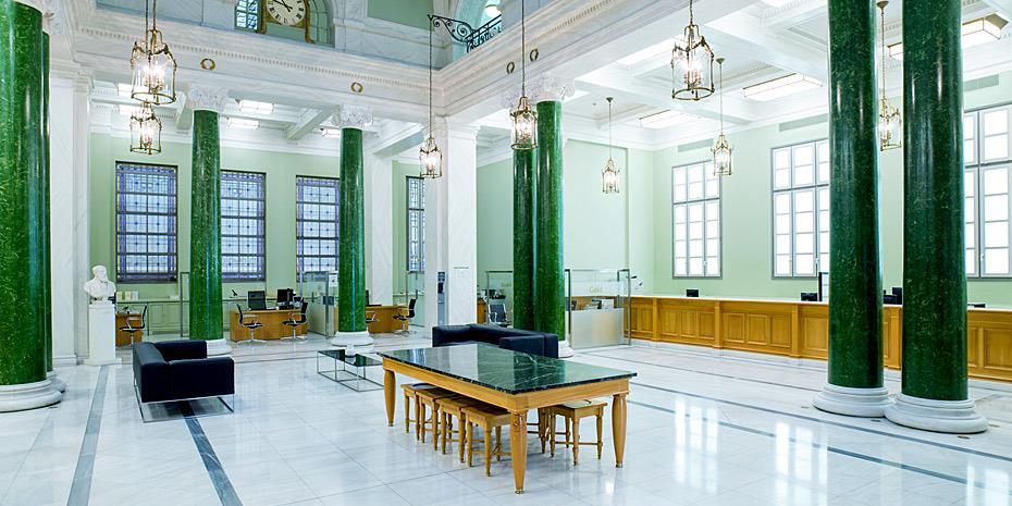 Ιστορικά κτίρια της Alpha Bank επισκέφτηκαν πάνω από 500 άτομα