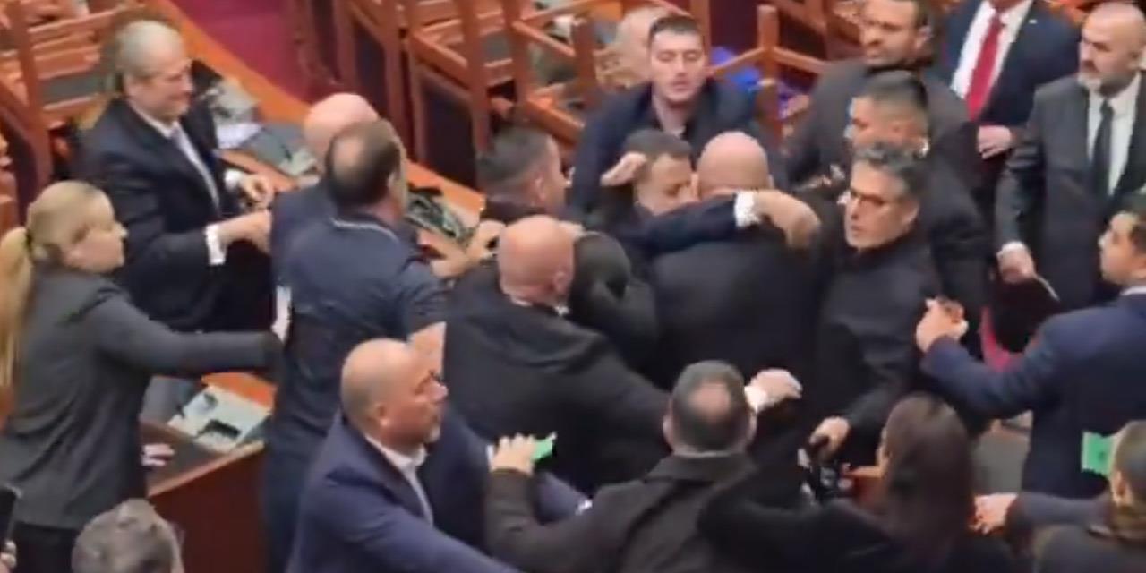 Σκηνές χάους στην αλβανική Βουλή: Βουλευτές πιάστηκαν στα χέρια
