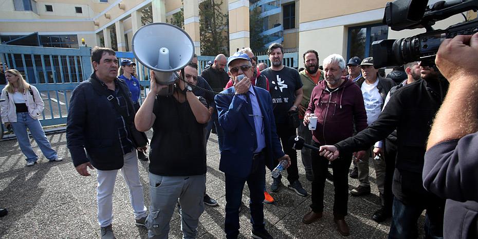 Ένταση έξω από το υπουργείο Μεταφορών με οδηγούς ταξί