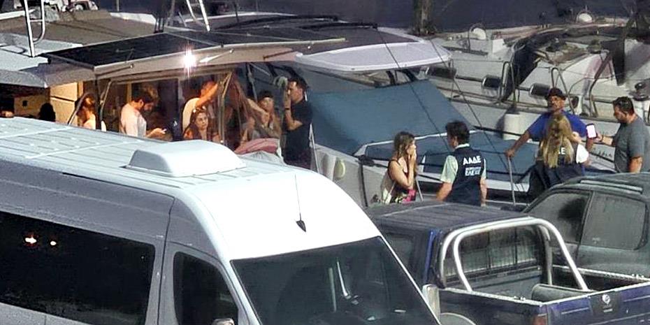 «Λαβράκια» ΑΑΔΕ στα ημερόπλοια της Σαντορίνης