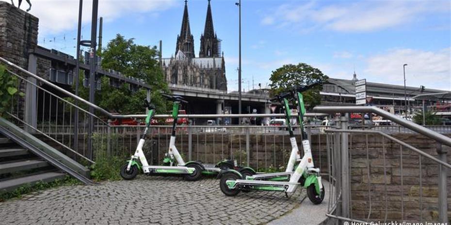 «Mεθυσμένα» e-scooter προκαλούν χάος