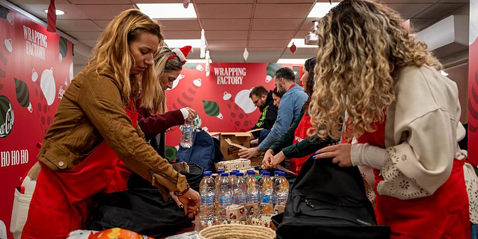 Καταναλωτές και εργαζόμενοι της Coca-Cola Τρία Έψιλον μαζί στηρίζουν τους συνανθρώπους τους