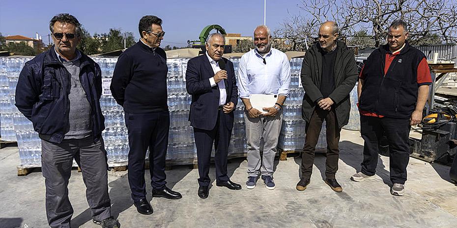 Μεγάλη δωρεά εμφιαλωμένων νερών στην Αίγινα από το ΕΕΑ