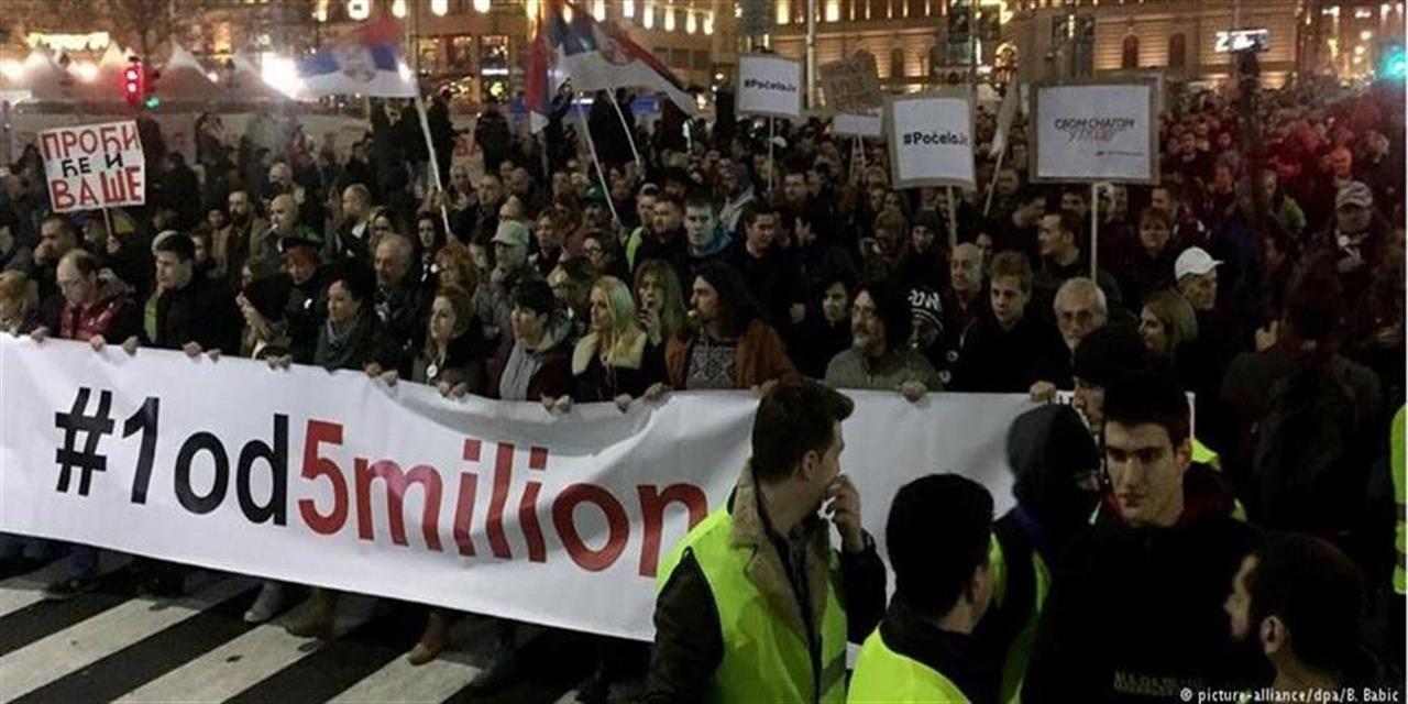 Σερβία: Οι φοιτητές κατέθεσαν το ψηφοδέλτιο για τις βουλευτικές εκλογές της 25ης Οκτωβρίου.