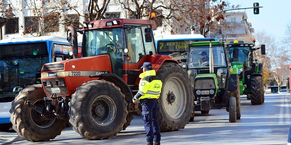 Ιταλοί αγρότες με τρακτέρ έστησαν μπλόκο σε διόδια έξω από την πόλη Μπρέσια