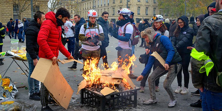 Γαλλία: Χιλιάδες υγειονομικοί διαδήλωσαν για τις συνθήκες εργασίας