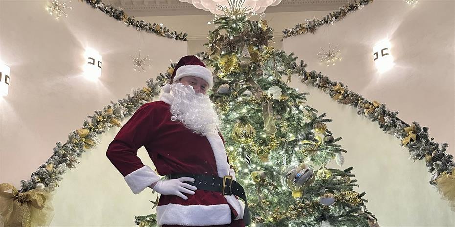 Ο Ελον Μασκ ντύθηκε... Ozempic Santa