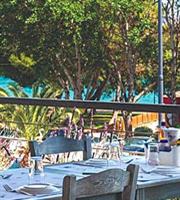 Στάση για ψάρια, μεζέδες και ούζο σε Βάρκιζα, Βάρη και Βούλα