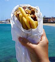 Πού θα φας λαχταριστά σουβλάκια πάνω στη θάλασσα