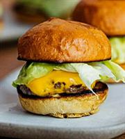 Burger και craft μπίρα στην Αθήνα: 5 στέκια που το πάνε σε άλλο επίπεδο