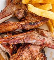 Τα καλύτερα παϊδάκια στον Πειραιά: Πού θα τα βρεις;