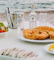 Βραδινά ούζα στην παραλία σε όμορφα ταβερνάκια