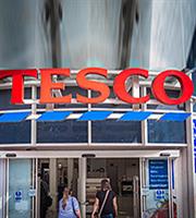 Tesco: Γεμίζουν τα καλάθια τους οι καταναλωτές, αυξήθηκαν οι πωλήσεις
