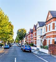 Πρώτη φορά σε τρεις μήνες έπεσαν οι τιμές κατοικιών στο Ηνωμένο Βασίλειο