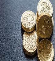 Σταθεροποιητικά η στερλίνα, υποχωρεί το δολάριο