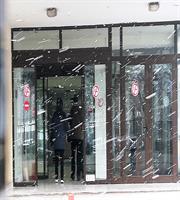 Με πυκνή χιονόπτωση οι πρώτοι εμβολιασμοί πολιτών στη Θεσσαλονίκη
