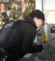 Αστυνομικός χωρίς μάσκα βάζει πρόστιμο για... μη χρήση μάσκας!