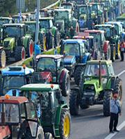 Ανυποχώρητοι οι αγρότες, ενισχύονται τα μπλόκα σε δρόμους και τελωνεία