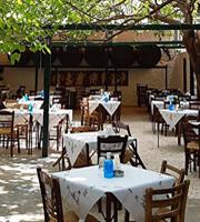 Αγαπημένα ταβερνάκια και στο βάθος κήπος