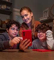 Connected Childhood: Γιατί οι έφηβοι δυσκολεύονται να αποσυνδεθούν από το διαδίκτυο;