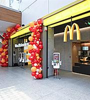Η McDonald’s γιορτάζει 35 χρόνια παρουσίας στην Ελλάδα με νέο εστιατόριο