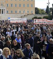 «Δεν έχω οξυγόνο»: Συγκεντρώσεις για τα Τέμπη, μολότοφ και χημικά