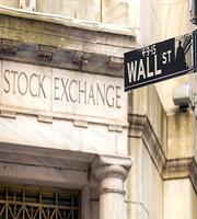 Σε διαφορετικές κατευθύνσεις οι δείκτες στη Wall Street